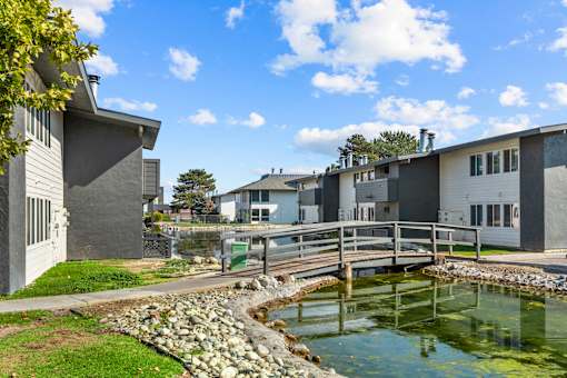 Exterior Lakeside Apartments in Kennewick, WA