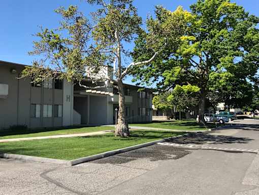 Exterior Lakeside Apartments in Kennewick, WA