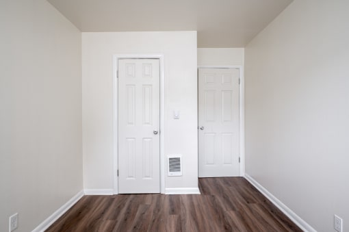 Clinton Court| Bedroom with Closet