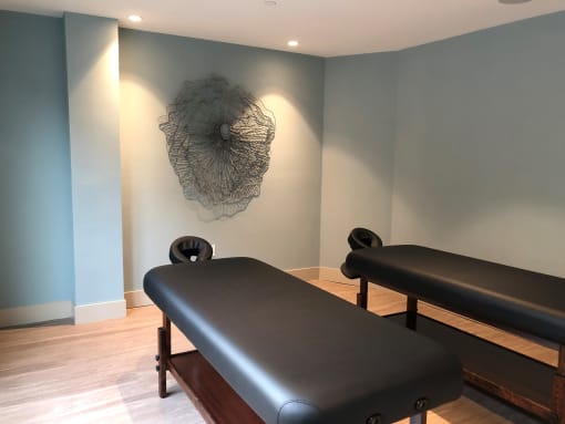 A room with a massage table and a wall hanging at Purl Apartments, California, 92108