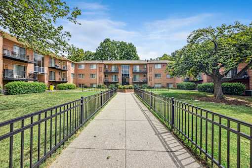Glen Willow Apartments courtyard walkway