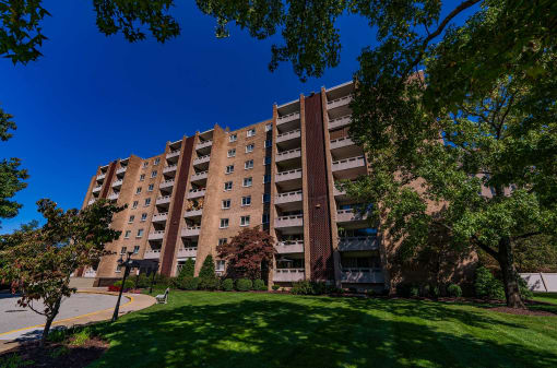 Laurel Village Apartments Building700 022