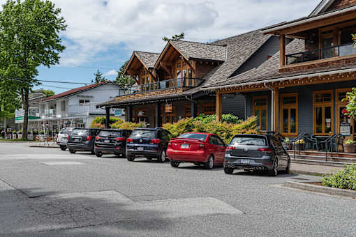 a row of cars parked in front of a building