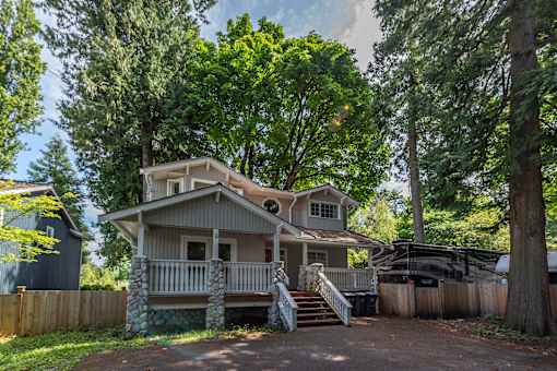 additional photo for property listing at chic digs with room to stretch out in the village 22 car