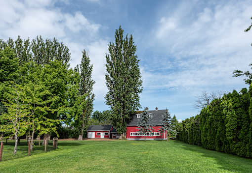 additional photo for property listing at chic digs with room to stretch out in the village 22 car