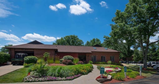 Courtyard Green Space at Deauville Park Apartments, Pennsylvania, 15146
