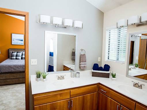 Mequon Trail Townhomes - Bathroom