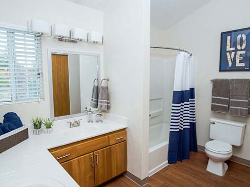 Mequon Trail Townhomes - Bathroom