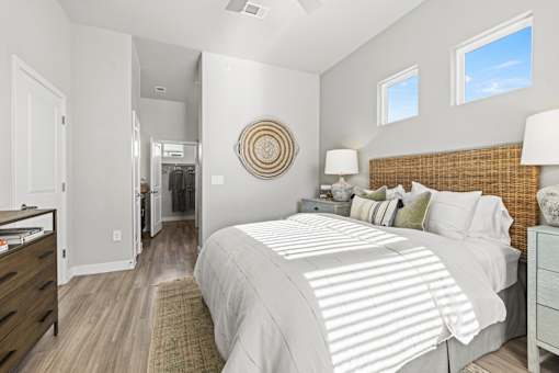 Primary bedroom at Avilla Lakeridge in Arlington, TX 76002.