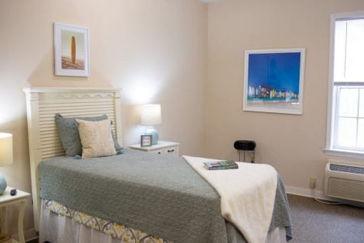Be4droom with a bed at Spring Arbor of Crofton, Crofton