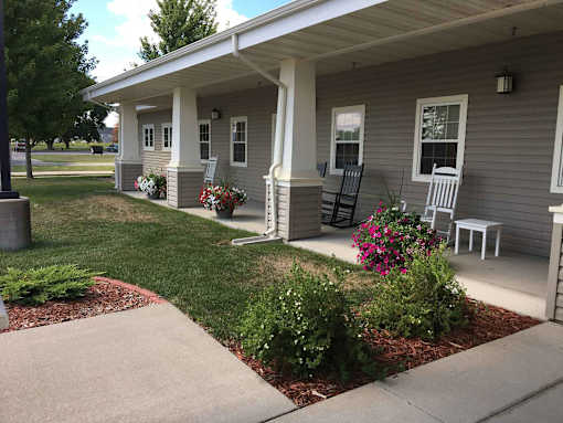 A small house with a porch at Windsor Manor Vinton, Vinton, IA