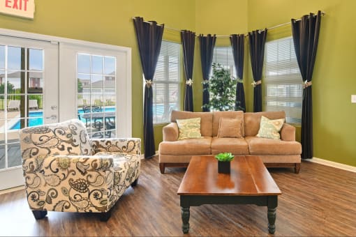 Comfortable and cozy common sitting area in the clubhouse at The Reserves of Thomas Glen, Shepherdsville, KY, 40165