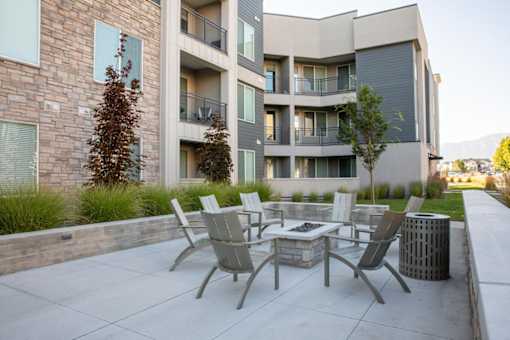 Parc on 5th Apartments & Townhomes fire pit and seating area.