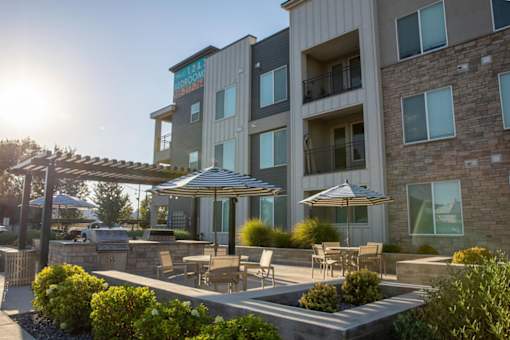 Common sitting and grill area at Parc on 5th Apartments & Townhomes