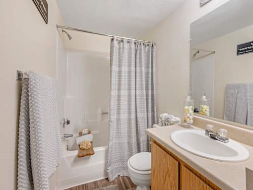Glen Oaks Bright Bathroom
