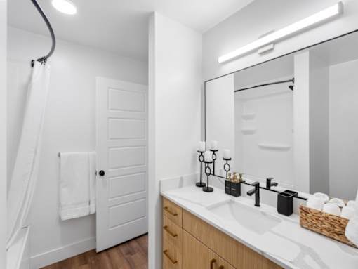Maye House 2 Bedroom Bright Bathroom