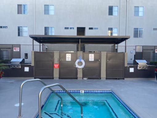 Luna Apts, BBQs