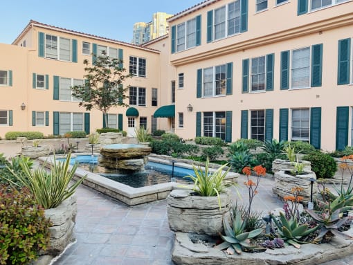 Lindbrook Manor Apartments Courtyard