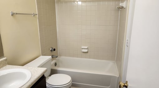 Oak Ridge Trace Apartments | Soaking Tubs