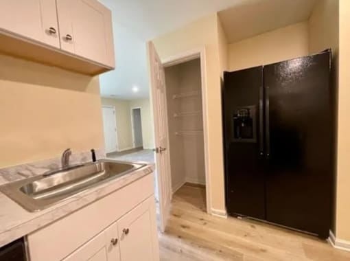 Collins Vineyard Townhomes I Black Appliances