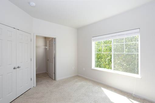 Room with Window at Wilsonville Summit Apartments, Oregon