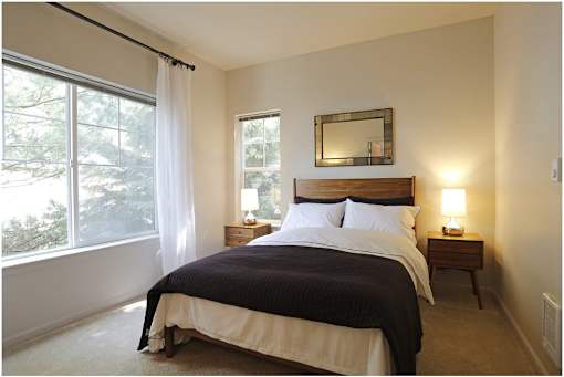 Bedroom with a large bed at Wilsonville Summit Apartments, Wilsonville , 97070