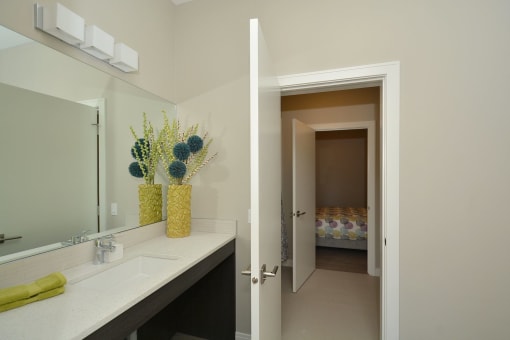 Centro Residential Rental Property 4 pce bath