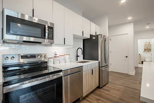 Contemporary kitchen with stainless steel appliances and custom cabinetry in a pet-friendly apartment near downtown Bound Brook, NJ.