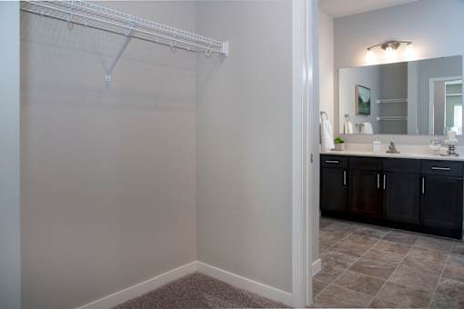 A bathroom with a white towel rack and a mirror.