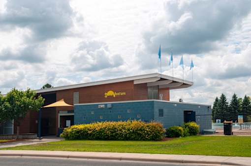 A building with a sign that says "Fenture" on it.