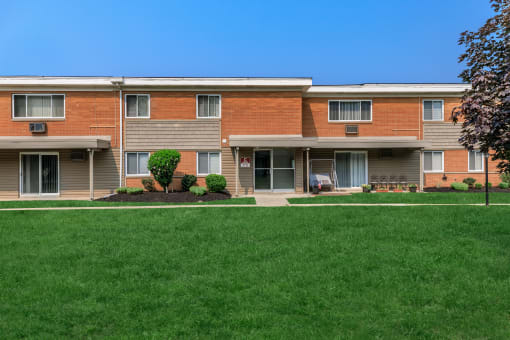 this is a photo of a building exterior at the biltmore apartments in dallas,