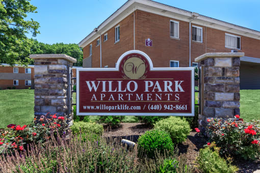 a picture of the willo park apartments sign