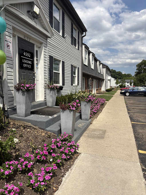 A row of houses with a leasing office in the middle.