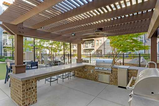 A patio with a table and chairs under a pergola at Glenwood at Grant Park, Atlanta, GA