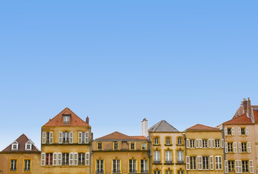 Apartment building roofline