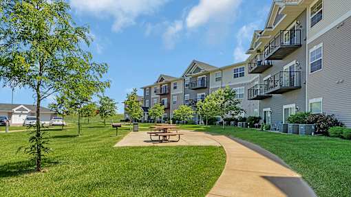 the preserve at ballantyne commons apartments courtyard with picnic tables