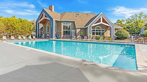 Leasing office with pool