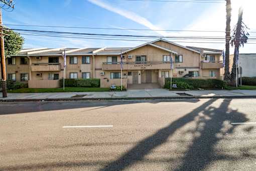 A sunny day at the Balboa Font apartment complex.
