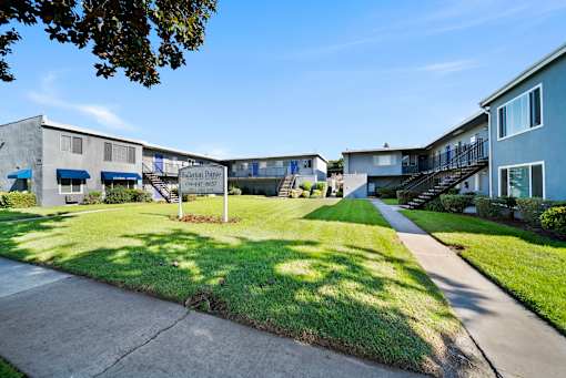 A sunny day at the Palmetto Dental Centre with a clear blue sky.