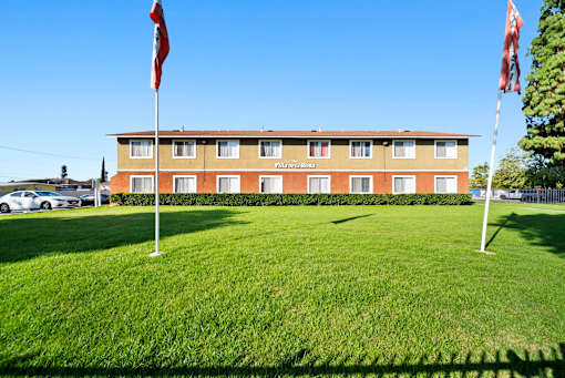 A hotel with a red flag on the left and a white flag on the right.