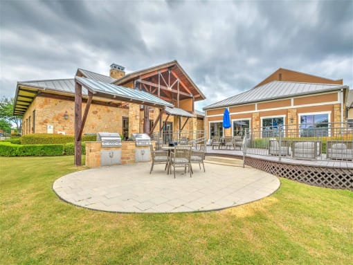 outdoor kitchen at Village of Hawks Creek Apartments, Westworth Village Texas
