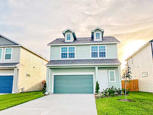Ample Parking Area And Detached Garages Available at Pradera Oaks, Bonney