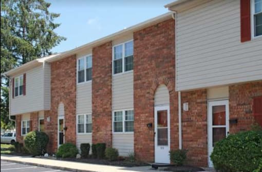 A row of townhouses with brick and siding exteriors.