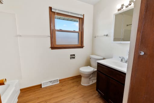 Townhomes of Cudahy Full Bathroom