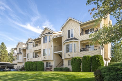 the outlook at woodland ridge apartments building exterior