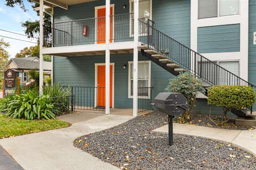 Courtyard With Mailbox at Redwood Cove Apartments, Chico  