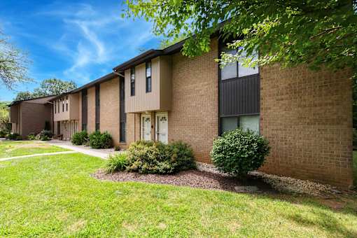 Green Lawn Area at The Lakes, Allentown, PA, 18104