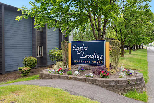 the sign is in front of the entrance to eagle landing apartments