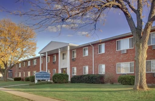 A brick building with a sign that says "Vanity Shore".
