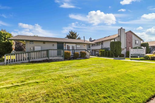 a view of a yard in front of some apartments